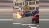 В результате тройного ДТП на проспекте Лобановского в Киеве загорелся автомобиль. ВИДЕО