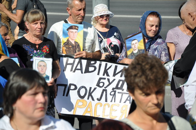 Ilovaisk tragedy anniversary: relatives of fallen servicemen picketing Russian embassy in Kyiv 24