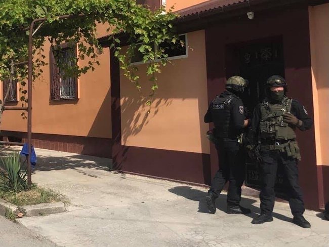 Российский ОМОН проводит обыски в доме 57-летнего крымского татарина Ибрагимова и его сына в оккупированной Евпатории, - Денисова 02