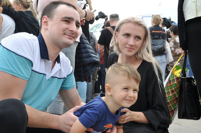 Звільнені українці прилетіли до Києва 32