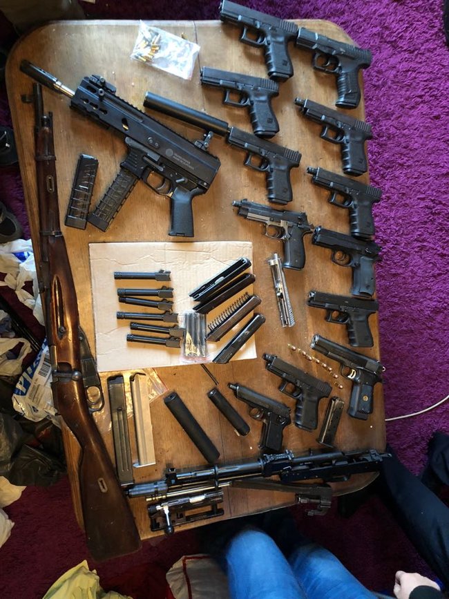 SBU apprehends ring of illicit arms traffickers in Kyiv 01