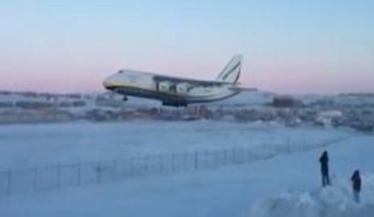 Ukrainian An-124 takes largest jet engine to permafrost zone. VIDEO