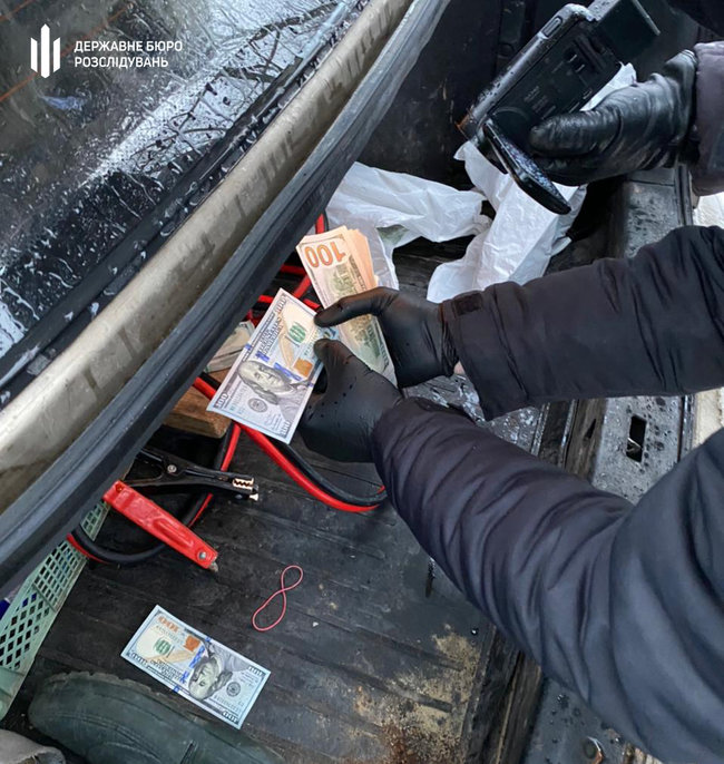 Требовали взятку в 13 тыс. долларов с невиновного, - следователю полиции Киевщины и его пособнику грозит до 10 лет тюрьмы 03