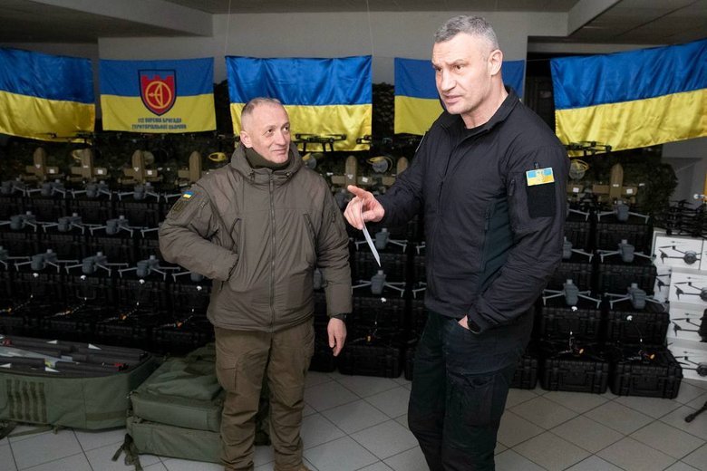 Віталій Кличко передав від столичної громади бійцям 112 бригади ТрО майже 2000 безпілотників