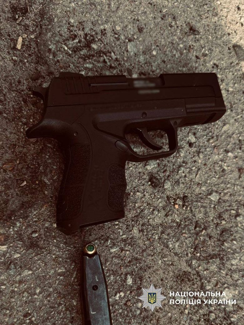 Стрілянина у Чернігові: чоловік стріляв із стартового пістолета