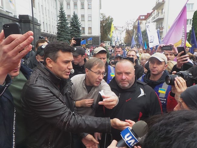 Каждому депутату по кассовому аппарату, - активисты пикетируют ОП с требованием ветировать законы о детенизации расчетов 23