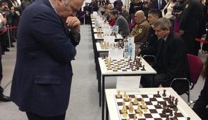 Каспаров поддержал украинских военнослужащих и волонтеров игрой в шахматы. ФОТО