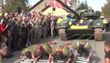 Четыре бойца 10-й ОГШБр "Эдельвейс" установили рекорд Украины, перетянув танк Т-72 весом 42 тонны на 3,35 метра. ВИДЕО