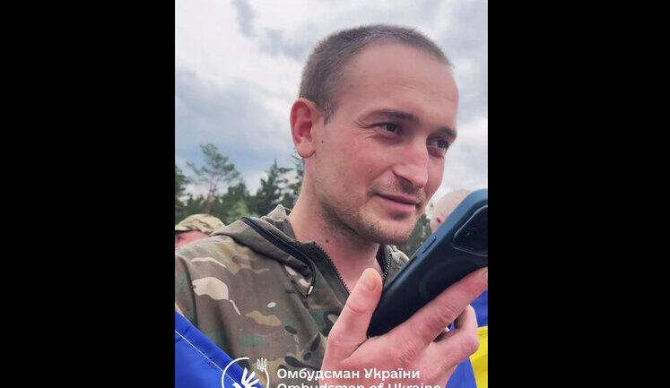 "Мама, я жив. Скоро буду дома", - освобожденный из плена украинский военный звонит родным. ВИДЕО