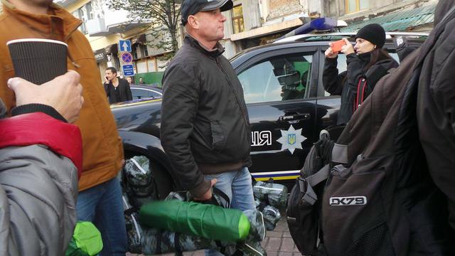 Правоохранители блокировали нардепов и активистов, которые пытались пронести палатки для митингующих под Радой 09