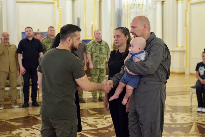 Зеленський вручив ордени Золота Зірка рідним загиблих воїнів, удостоєних звання Героя України 06