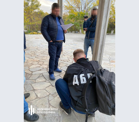 Ексзаступник начальника Дніпропетровської митниці допомагав ввозити нові авто під виглядом б/в: йому загрожує 6 років вязниці, - ДБР 04