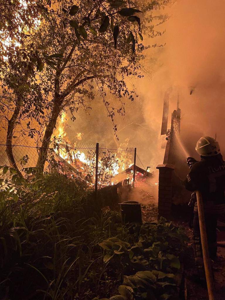 Внаслідок нічного обстрілу зайнялася будівля дачного кооперативу на Київщині, обійшлося без постраждалих, - поліція 01