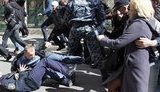 Во Львове милиция с трудом удержала желающих "подержать за горло" Януковича. ФОТОрепортаж