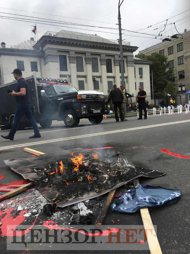 Путін, за Іловайськ відповіси! - під посольством РФ у Києві відбулася акція з вимогою притягнути до відповідальності президента РФ за вбивство українських воїнів 06