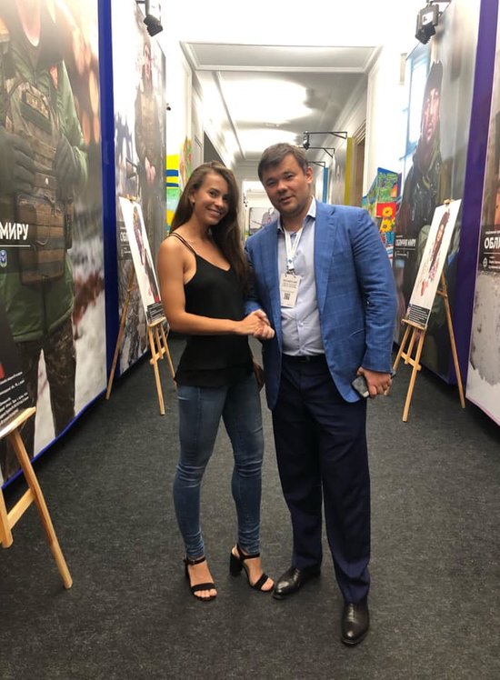 Глава ОП Богдан обговорив міст у Дніпрі з моделлю Мінюковою, яка обіцяла роздягнутися після його відкриття 01