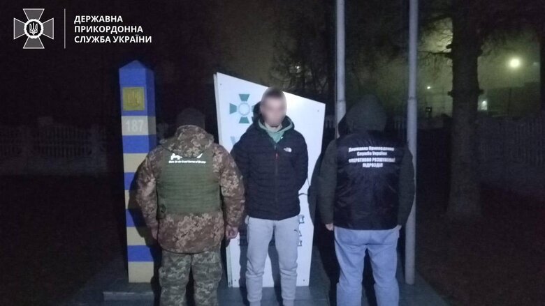 Четверо чоловіків намагалися дістатися Угорщини на гумовому човні, обклеєному пінопластом, - ДПСУ 03 Четверо чоловіків намагалися дістатися Угорщини на гумовому човні, обклеєному пінопластом, - ДПСУ 03