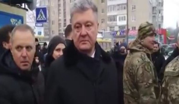 "Гражданских отсечь. К нам подтянуть особовий склад. Ідуть - я всередині особового складу", - Порошенко дає вказівки під час зустрічі бійців 72-ї ОМБр у Білій Церкві. ВIДЕО