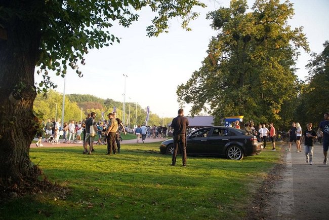 Не минуло й тижня: в урбан-парку на ВДНГ у Києві водій легковика загруз у недавно застеленому газоні 02