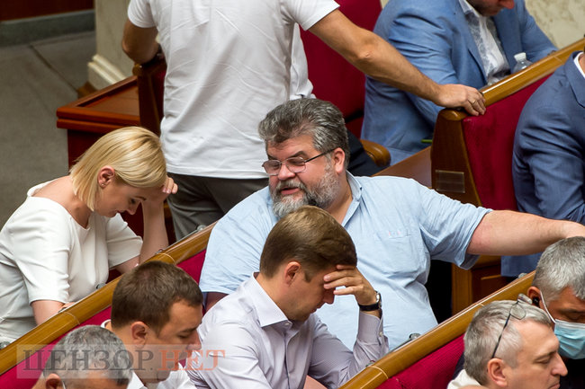 Корнієнко, який підтягує штани, Яременко бентежить колег, погляд Юрченка в спину, - день роботи Ради 14 липня 05
