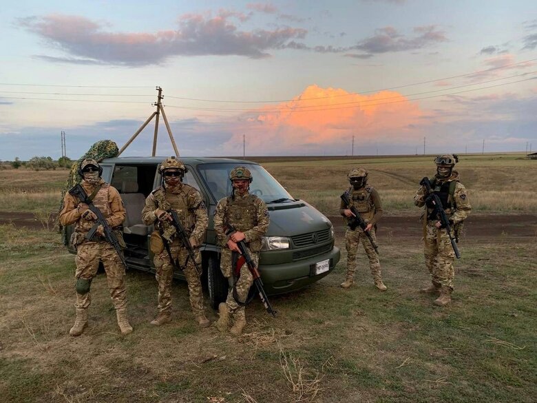 Командир снайперів Влад, позивний Санта: Проміж крапель ходжу поки. Бронік надирявили мені, таке було… 06