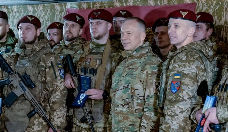 Під час роботи на Східному напрямку Сирський відзначив нагородами військовослужбовців. ФОТОрепортаж