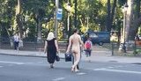 Голий чоловік розгулював в урядовому кварталі в Києві. ВIДЕО
