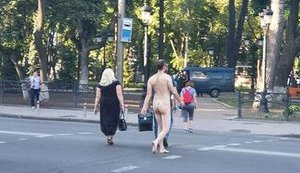 Голый мужчина разгуливал в правительственном квартале в Киеве. ВИДЕО