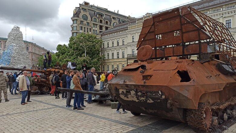 Танк, БМД та Тигр: В центрі Києва відкрилась виставка демілітаризованої техніки російських окупантів 01