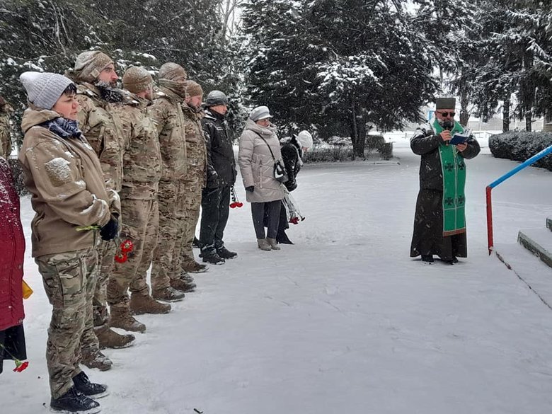 Меморіальну дошку воїну Азова Едуарду Шахову, вбитому російським снайпером на Донбасі, відкрили на Херсонщині 09