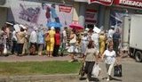 Депутат-регионал в свой день рождения собрал очередь за колбасой и водкой. ФОТО