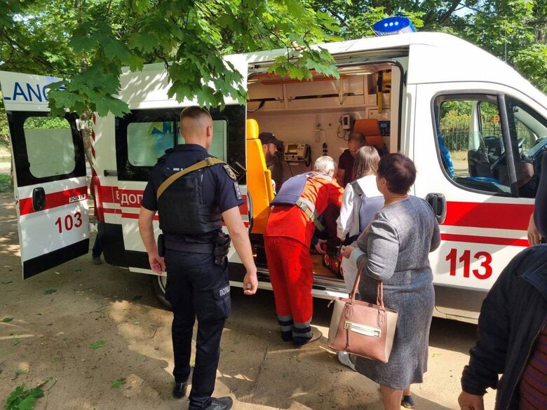 Troops of Russian Federation fired at apartment houses in Mykolaiv, civilians suffered, - mayor Senkevich 03