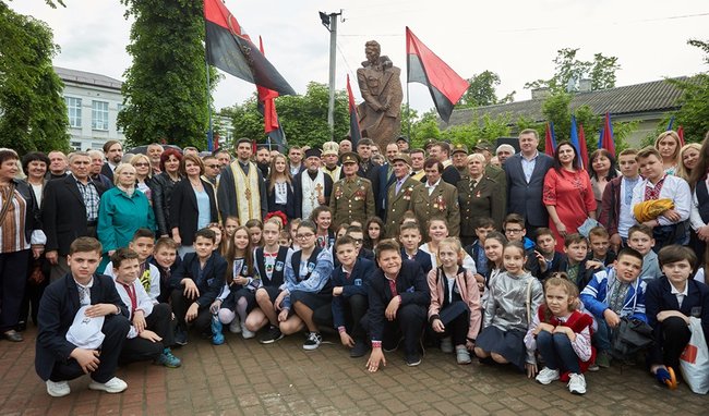 Памятник Шухевичу відкрили в Івано-Франківську 01