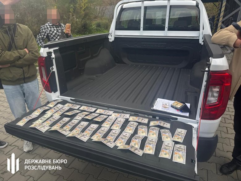 ДБР затримало прикордонника на Закарпатті під час отримання $4 тис. хабаря
