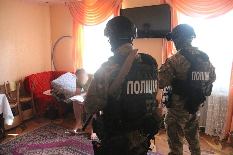 Група, що займалася підробкою медичних довідок для виїзду військовозобов’язаних чоловіків за кордон, викрита на Київщині, - Нацполція 02