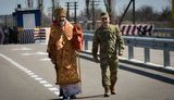 Кримському архієпископу Клименту передали Благодатний вогонь, привезений із Києва на КПВВ "Каланчак". ФОТО