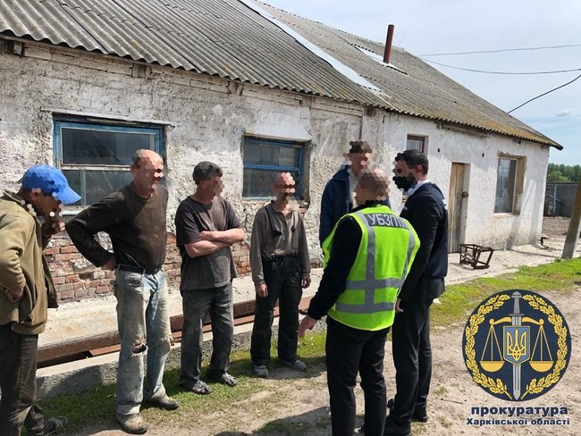 Двоє фермерів на Харківщині тримали в трудовому рабстві девятьох осіб, - прокуратура 01