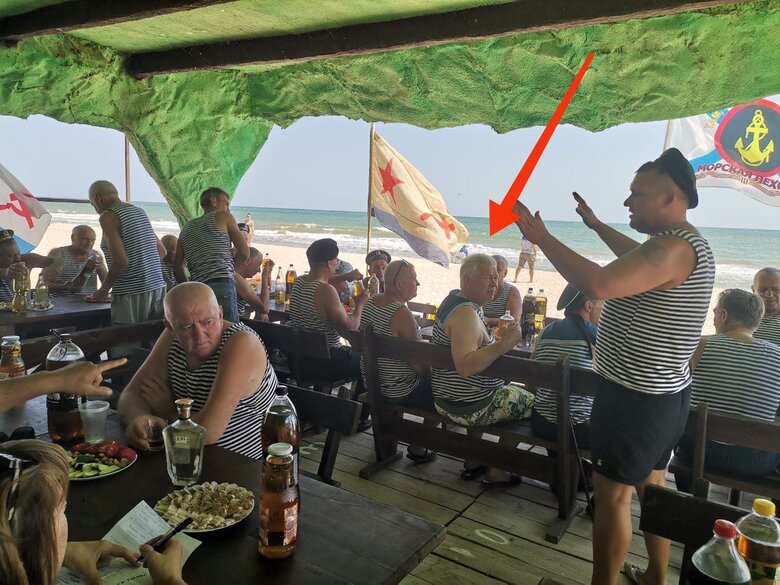 Всё нутро вылезло во время оккупации: идентифицированы предатели, которые на Запорожье праздновали вместе с россиянами день ВМФ РФ 05