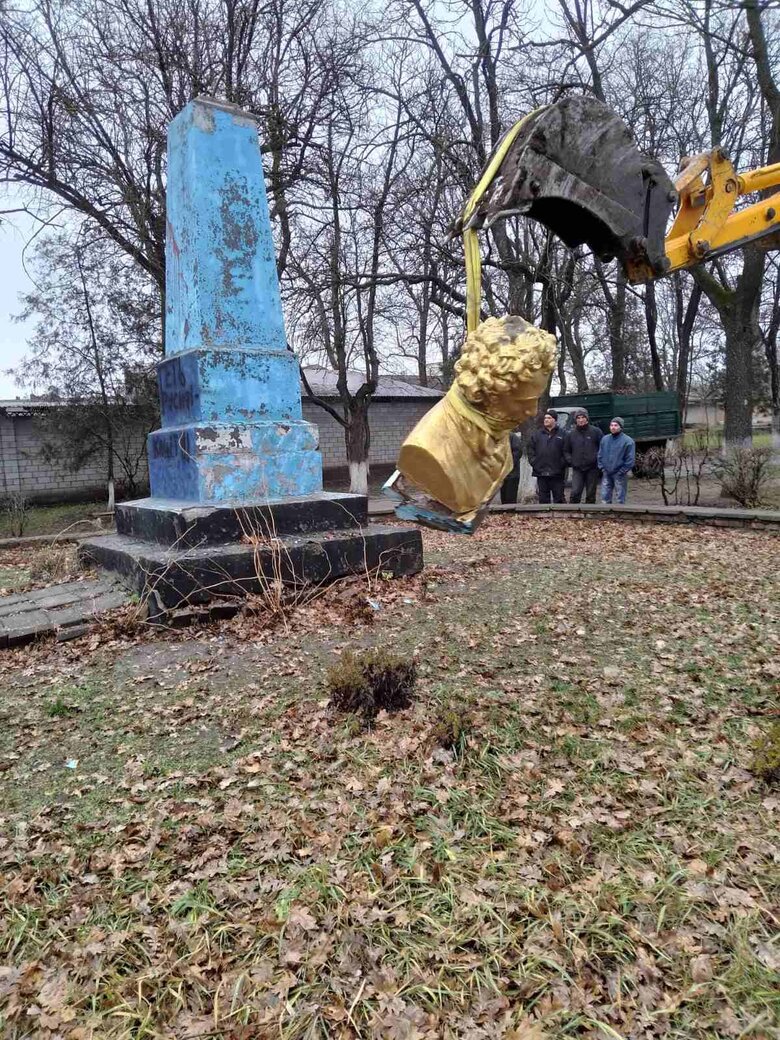 В Одесской области демонтировали памятник Пушкину 08