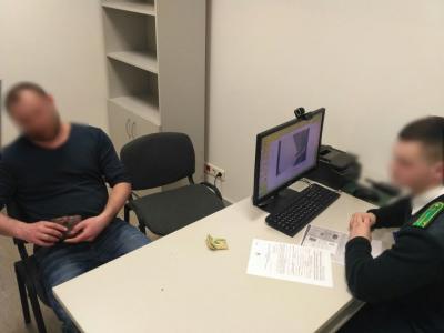 Гражданин Грузии попытался подкупить пограничника в Борисполе 40 долларами 01