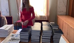 По случаю "чистого четверга" депутатам в Раде раздают Библии. ФОТОрепортаж