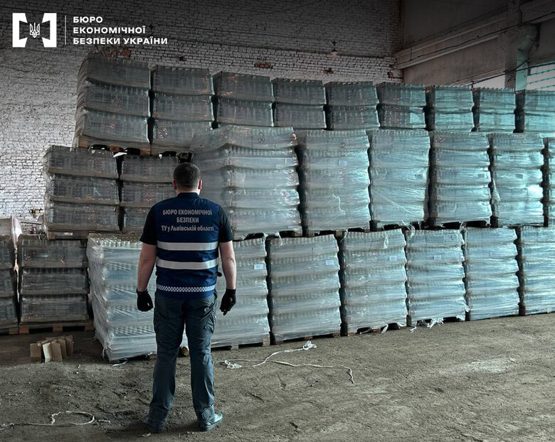 Правоохоронці викрили масштабне виробництво контрафактного алкоголю. Продукцію продавали у 300 магазинах Львова 01