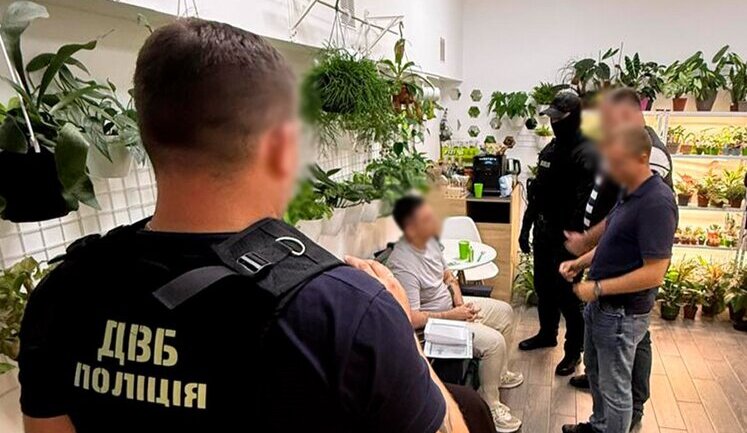 Видавав себе за правоохоронця і "знімав" з військового обліку: У Києві затримано ділка, - Нацполіція. ФОТО