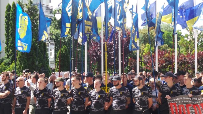 Поговори з тими, кого ти вбив, х#йло!: националисты пикетируют ОП с требованием ареста российской агентуры в Украине и перекрытия границы с РФ 14