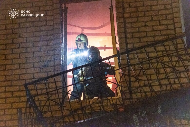 Рятувальники борються з наслідками російської атаки на Харків