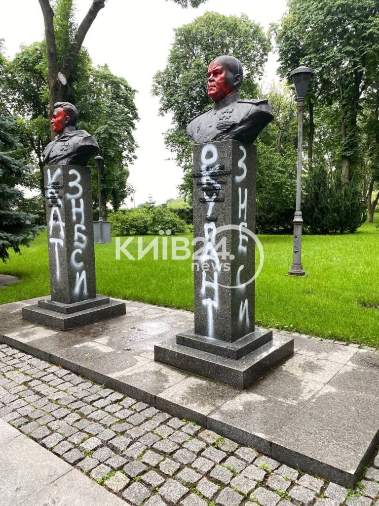 Невідомі облили фарбою бюсти радянських партизанів у парку Вічної слави 02