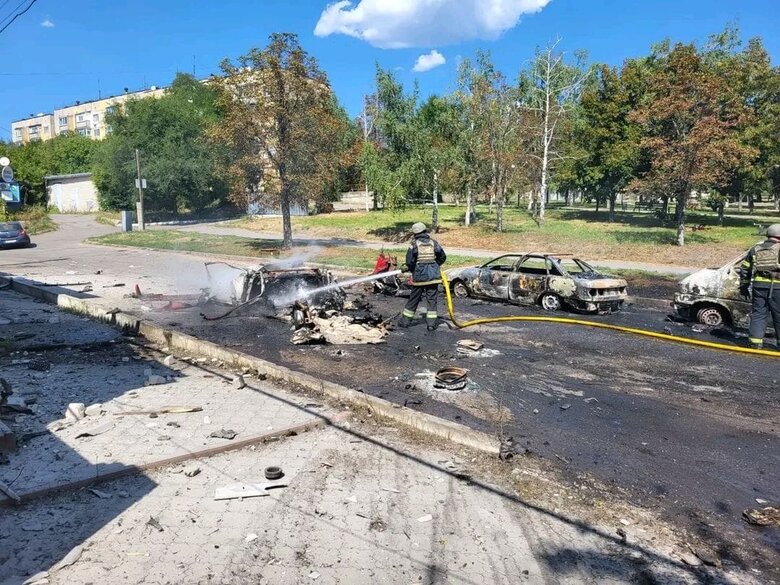 Наслідки ворожого удару по середмістю Куп’янська: загорілося 5 легкових автомобілів 04