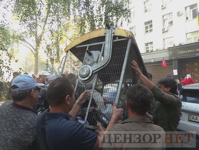 Під час мітингу під ГПУ проти екстрадиції в РФ Тумгоєва сталися сутички: мітингувальники бють вікна, їх у відповідь поливають водою зі шлангів 40