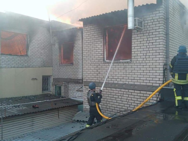 Чотири багатоповерхівки зайнялися після влучання снарядів вночі в Сєверодонецьку, у Новодружеську знищено будинок, - Гайдай 03
