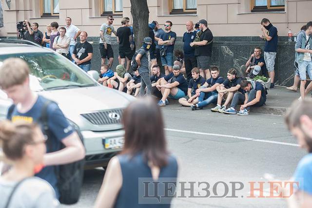 Митингующие остаются под Радой: некоторые активисты держат в руках биты и куриные яйца 02 Митингующие остаются под Радой: некоторые активисты держат в руках биты и куриные яйца 02